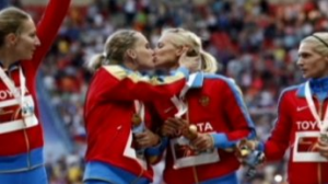 russian-girls-kiss